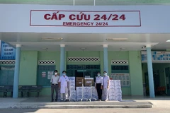 Đại diện Hội Doanh nhân trẻ Việt Nam trao máy thở, vật tư thiết bị y tế cho các tỉnh, thành phố. (Nguồn: Hội Doanh nhân trẻ Việt Nam)