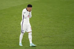 Tiền đạo Jadon Sancho của Anh sút không thành công quả luân lưu trong trận chung kết EURO 2020 gặp Italy trên sân Wembley, London (Anh) ngày 11/7/2021. (Ảnh: AFP/TTXVN)