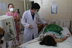 Điều trị cho bệnh nhân bị ngộ độc. (Ảnh minh họa. Nguồn: TTXVN)