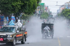 Tổ chức phun khử khuẩn tiêu độc phòng, chống COVID-19 trên toàn Thành phố Hồ Chí Minh. (Nguồn: Vietnam+)