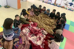 Trẻ em vùng cao phải sử dụng thêm chăn trong giờ học để đảm bảo sức khỏe. (Ảnh: Quốc Khánh/TTXVN)