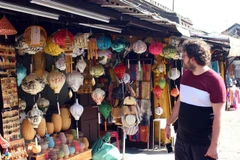 Khách du lịch ngắm đèn lồng Hội An. (Ảnh: Đỗ Trưởng/TTXVN)