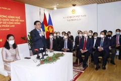 Chủ tịch Quốc hội Vương Đình Huệ nói chuyện với cán bộ, nhân viên Đại sứ quán và cộng đồng người Việt Nam tại Phần Lan. (Ảnh: Doãn Tấn/TTXVN)