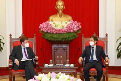 Ông Trần Tuấn Anh, Ủy viên Bộ Chính trị, Trưởng Ban Kinh tế Trung ương tiếp ngài Greg Hands, Quốc vụ khanh về chính sách thương mại, Bộ Thương mại quốc tế, Vương quốc Anh. (Ảnh: Phương Hoa/TTXVN)