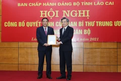 Phó trưởng Ban Tổ chức Trung ương Nguyễn Quang Dương trao quyết định của Ban Bí thư Trung ương Đảng cho ông Hoàng Giang. (Nguồn: Báo Lào Cai)