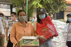 Người dân xã Long Khánh, huyện Hồng Ngự, tỉnh Đồng Tháp đón nhận quà Tết từ Nova Group. (Nguồn: Vietnam+)