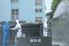 Cán bộ, chiến sỹ Binh chủng Hóa học và Bộ Tư lệnh Thủ đô phun khử khuẩn tại Bệnh viện K cơ sở Tân Triều. (Ảnh: Minh Đức/TTXVN)