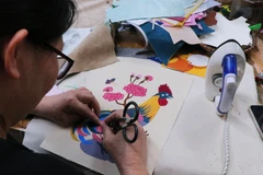 Những bức tranh dân gian được tái hiện sống động qua bàn tay tỉ mỉ của các thành viên Vụn Art. (Ảnh: Hà Hoài/Vietnam+)