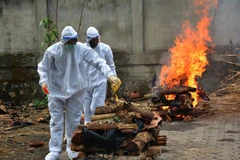 Chuẩn bị hỏa táng bệnh nhân tử vong do COVID-19 tại Guwahati, Assam, Ấn Độ, ngày 5/6/2021. (Ảnh: THX/TTXVN)