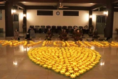 Tăng ni, Phật tử Thành phố Hồ Chí Minh thắp nến cầu nguyện, đồng tâm chia sẻ với Phật tử, nhân dân Ấn Độ. (Ảnh: Xuân Khu/TTXVN)