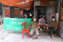 Lực lượng trực chốt vẫn có mặt tại một chốt 'vùng xanh' phường Đồng Xuân, quận Hoàn Kiếm, sáng 22/9. (Ảnh: Hoàng Hiếu/TTXVN)