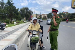 Nhắc nhở người dân đeo khẩu trang. (Nguồn: TTXVN)