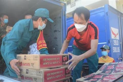 Hỗ trợ thực phẩm thiết yếu cho những hộ nghèo ở Đà Nẵng. (Ảnh: Văn Dũng/TTXVN)