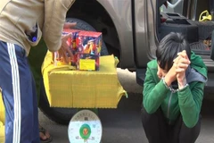 Đối tượng Hoan (bên phải) cùng tang vật. (Ảnh: Đậu Tất Thành/TTXVN)