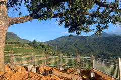 Lào Cai yêu cầu dừng thi công hạng mục Chòi ngắm cảnh và lan can ở công viên Choản Thèn. (Nguồn: Báo Tiền Phong)