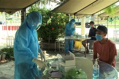 Test nhanh COVID-19 cho tài xế tại chốt kiểm soát dịch trên Quốc lộ 1A, thuộc thị xã Hoài Nhơn, cửa ngõ phía Bắc tỉnh Bình Định. (Ảnh: Nguyên Linh/TTXVN)