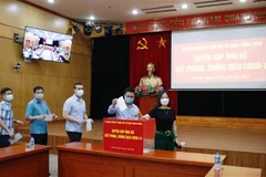 Cán bộ, công chức Đảng ủy Khối các cơ quan Trung ương quyên góp, ủng hộ Quỹ phòng, chống dịch COVID-19. (Ảnh: Phương Hoa/TTXVN)