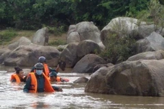 Lực lượng tìm kiếm nạn nhân bị nước cuốn trôi tại xã Đất Bằng (Krông Pa, Gia Lai). (Ảnh: TTXVN phát)