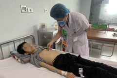 Bác sỹ thăm khám cho bệnh nhi. (Nguồn: Suckhoedoisong.vn)