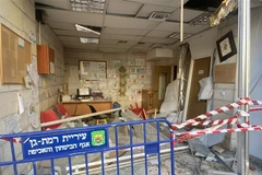 Tên lửa Hamas rơi xuống Tel Aviv khiến một cửa hiệu gần hiện trường bị phá hỏng toàn bộ tài sản do sức ép từ vụ nổ. (Ảnh: TTXVN phát)