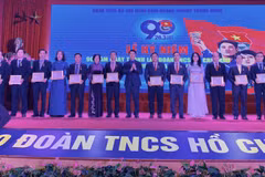 Anh Nguyễn Ngọc Lương, Bí thư TW Đoàn, Chủ tịch Hội đồng Đội TW tặng Kỷ niệm chương Vì thế hệ trẻ cho 18 cá nhân. (Nguồn: Báo Tiền Phong)