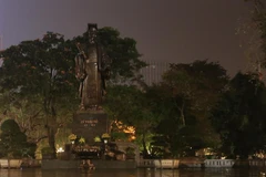 Các thiết bị chiếu sáng tại khu vực Tượng đài Lý Thái Tổ, quận Hoàn Kiếm, Hà Nội được tắt bớt. (Ảnh: Hoàng Hiếu/TTXVN)