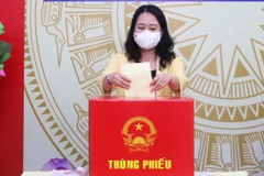 Ủy viênTrung ương Đảng, Phó Chủ tịch nước Võ Thị Ánh Xuân, Phó Chủ tịch Hội đồng bầu cử Quốc gia bỏ lá phiếu bầu đại biểu Quốc hội khóa XV và đại biểu Hội đồng nhân dân các cấp nhiệm kỳ 2021-2026. (Ảnh: Công Mạo/TTXVN)