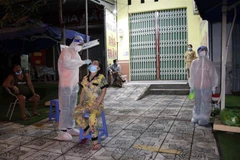 Lấy mẫu xét nghiệm COVID-19 cho người dân ở Cà Mau. (Nguồn: TTXVN)