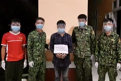 Đối tượng Chea Ra Ta Na (đứng giữa) bị bắt giữ. (Ảnh: TTXVN phát)