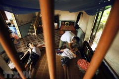 Một gia đình có hai con trai bị ảnh hưởng bởi chất độc hóa học. (Ảnh: TTXVN)