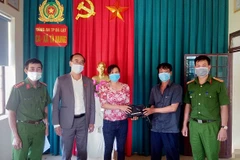 Tại Công an xã Tà Nung, chị Trương Thị Dung nhận lại tài sản đã đánh rơi. (Nguồn: Cand.com.vn)