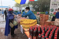 Người dân được hỗ trợ mỳ tôm và dầu ăn. (Ảnh: Tiến Vĩnh/TTXVN)