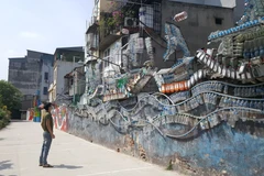 Khách thưởng lãm các tác phẩm tại Con đường nghệ thuật Phúc Tân - một không gian sáng tạo cộng đồng tại Hà Nội. (Ảnh minh họa: Đinh Thuận/TTXVN)