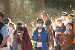 Người dân chờ được tiêm vaccine phòng COVID-19 tại Sydney, Australia ngày 16/8/2021. (Ảnh: THX/TTXVN)