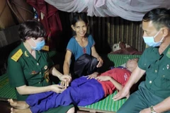 Nữ cựu chiến binh Đinh Thị Lý luôn đồng hành, hỗ trợ người dân nghèo, có hoàn cảnh khó khăn tại địa phương. (Ảnh: TTXVN phát)