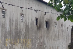 Ô cửa phòng trọ bị khói bám đen. (Nguồn: Báo Thanh Niên)