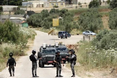 Lực lượng an ninh Israel phong tỏa tuyến đường ở khu Bờ Tây. (Ảnh: AFP/TTXVN)