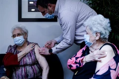 Tiêm vaccine ngừa COVID-19 tại Brussels, Bỉ. (Ảnh: AFP/TTXVN)