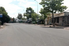 Đường Tôn Đức Thắng thuộc phường Hưng Long, thành phố Phan Thiết, tỉnh Bình Thuận vắng vẻ. (Ảnh: Nguyễn Thanh/TTXVN)