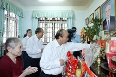 Thủ tướng Nguyễn Xuân Phúc dâng hương tưởng nhớ Chủ tịch Hội đồng Nhà nước Võ Chí Công. (Ảnh: Thống Nhất/TTXVN)