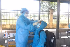 Lấy mẫu xét nghiệm COVID-19. (Nguồn: TTXVN)