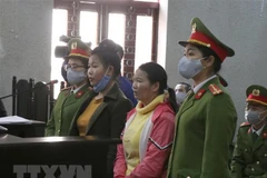 Bị cáo Trần Thị Hiền (thứ 2 từ phải sang) và bị cáo Vì Thị Thu (thứ 2 từ trái sang) khai báo thân nhân trước Hội đồng xét xử. (Ảnh: Xuân Tiến/TTXVN)
