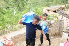 Để có nước nấu ăn, uống, người dân chủ yếu là đi mua nước đóng bình hoặc 1 khối nước gần 200.000 đồng. Nhiều hộ trong nhóm 4 rất khó khăn, không có đủ điều kiện để mua nước. (Ảnh: Quang Quyết/TTXVN)