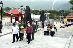 Lãnh đạo các bộ, ngành Trung ương và tỉnh Hà Giang tiễn đưa hài cốt các liệt sỹ về an nghỉ tại Nghĩa trang Liệt sỹ Quốc gia Vị Xuyên. (Ảnh: Minh Tâm/TTXVN)