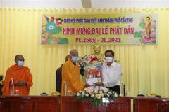 Ông Phạm Văn Hiểu, Phó Bí thư Thường trực Thành ủy, Chủ tịch Hội đồng Nhân dân thành phố thay mặt lãnh đạo thành phố Cần Thơ tặng quà cho Hòa thượng Thích Minh Lý, Chứng minh Ban trị sự Giáo hội Phật giáo Việt Nam thành phố Cần Thơ, trụ trì chùa Khánh Qua