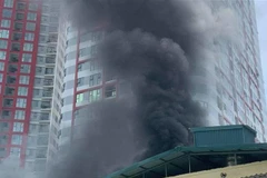 Đám cháy bùng phát mạnh tạo thành cột khói bay cao. (Nguồn: TTXVN phát)