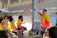 Chuyên gia Hoàng Quốc Huy (đứng). (Nguồn: VNN)