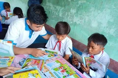Chương trình 'Tủ sách Đinh Hữu Dư' đã mang hàng ngàn cuốn sách đến cho trẻ em vùng khó khăn ở nhiều địa phương trên cả nước. (Ảnh: TTXVN)
