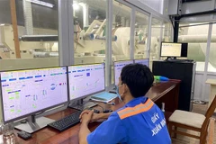 Công nhân lao động Công ty trách nhiệm hữu hạn giấy Xuân Mai ở Khu công nghiệp Hiệp Phước thực hiện giờ làm giãn cách phòng, chống dịch COVID-19. (Ảnh: Thanh Vũ/TTXVN)