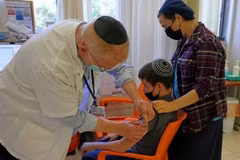 Tiêm vaccine cho trẻ em ở Israel. (Nguồn: AFP)